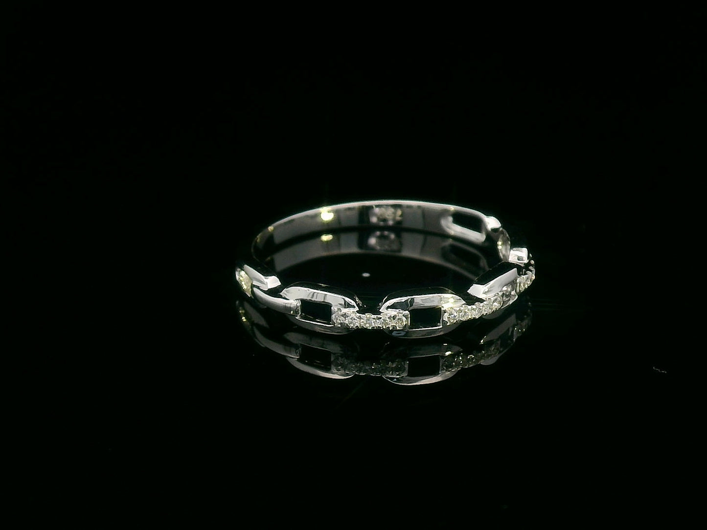 18K White Gold Chain Link Diamond Ring – 0.05 CT Modern Luxury