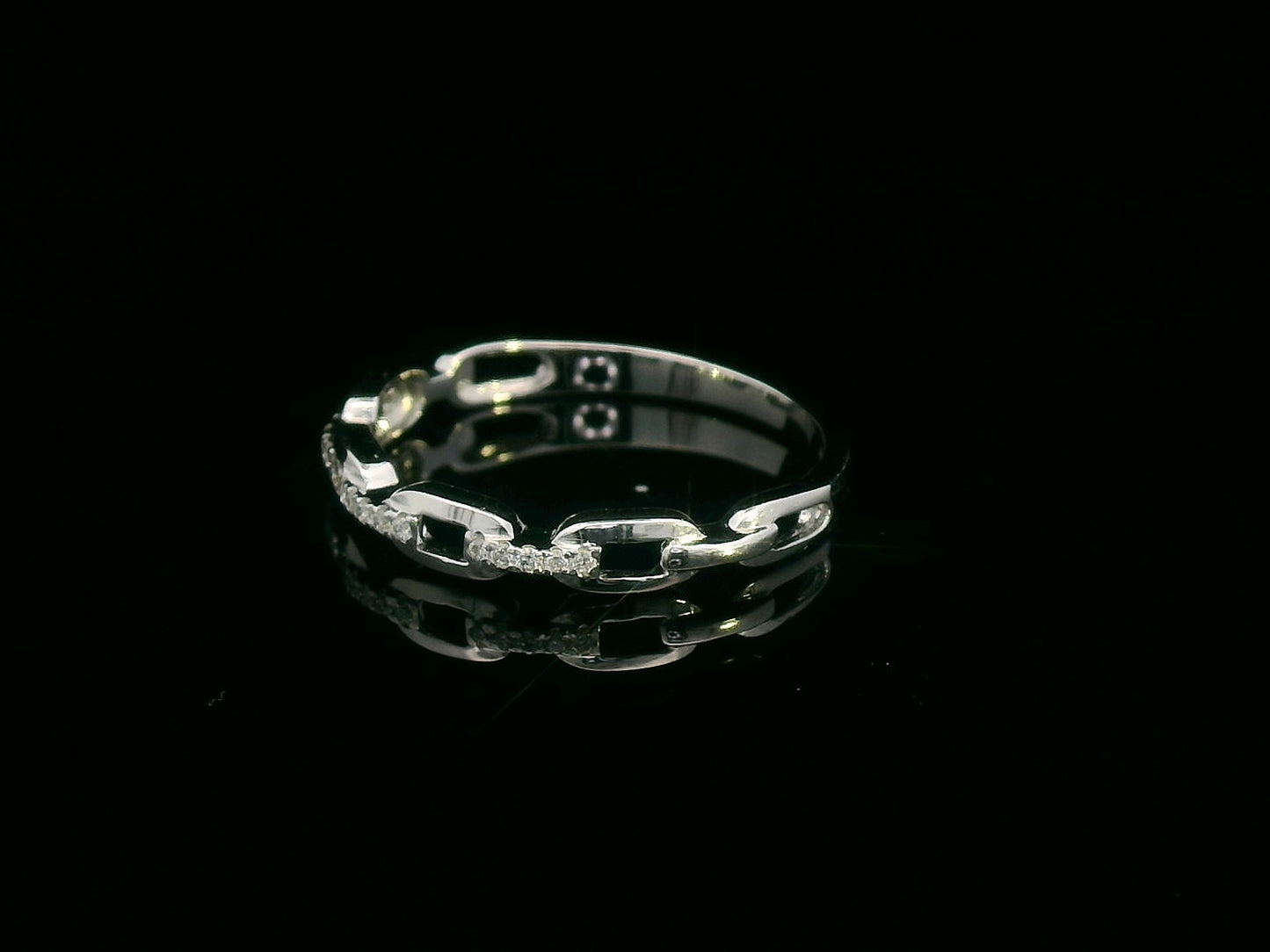18K White Gold Chain Link Diamond Ring – 0.05 CT Modern Luxury