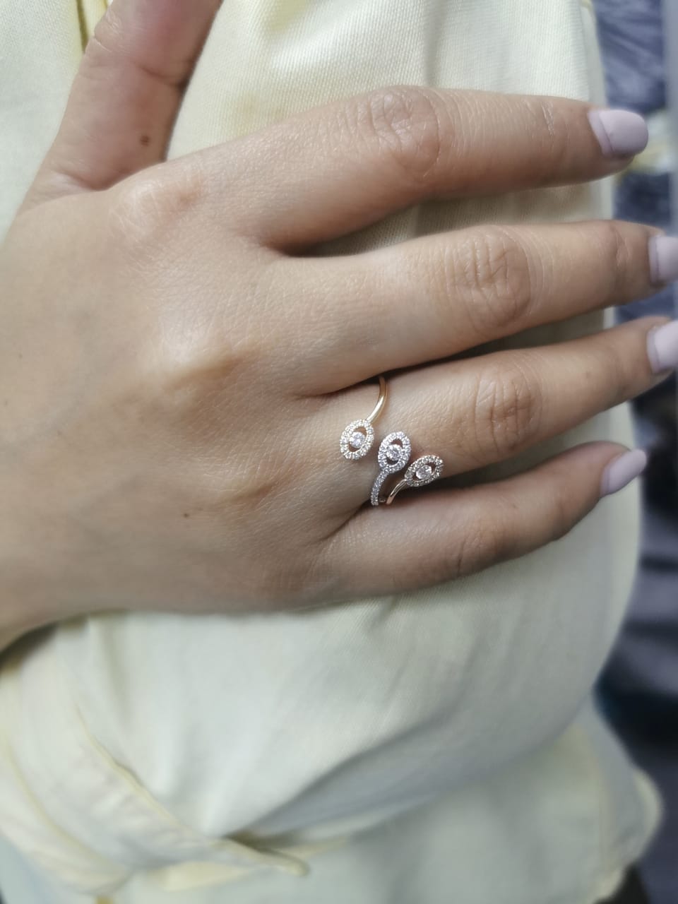Three-tone 18K gold ring with oval diamond halos in white, yellow, and rose gold – 0.40ct diamonds