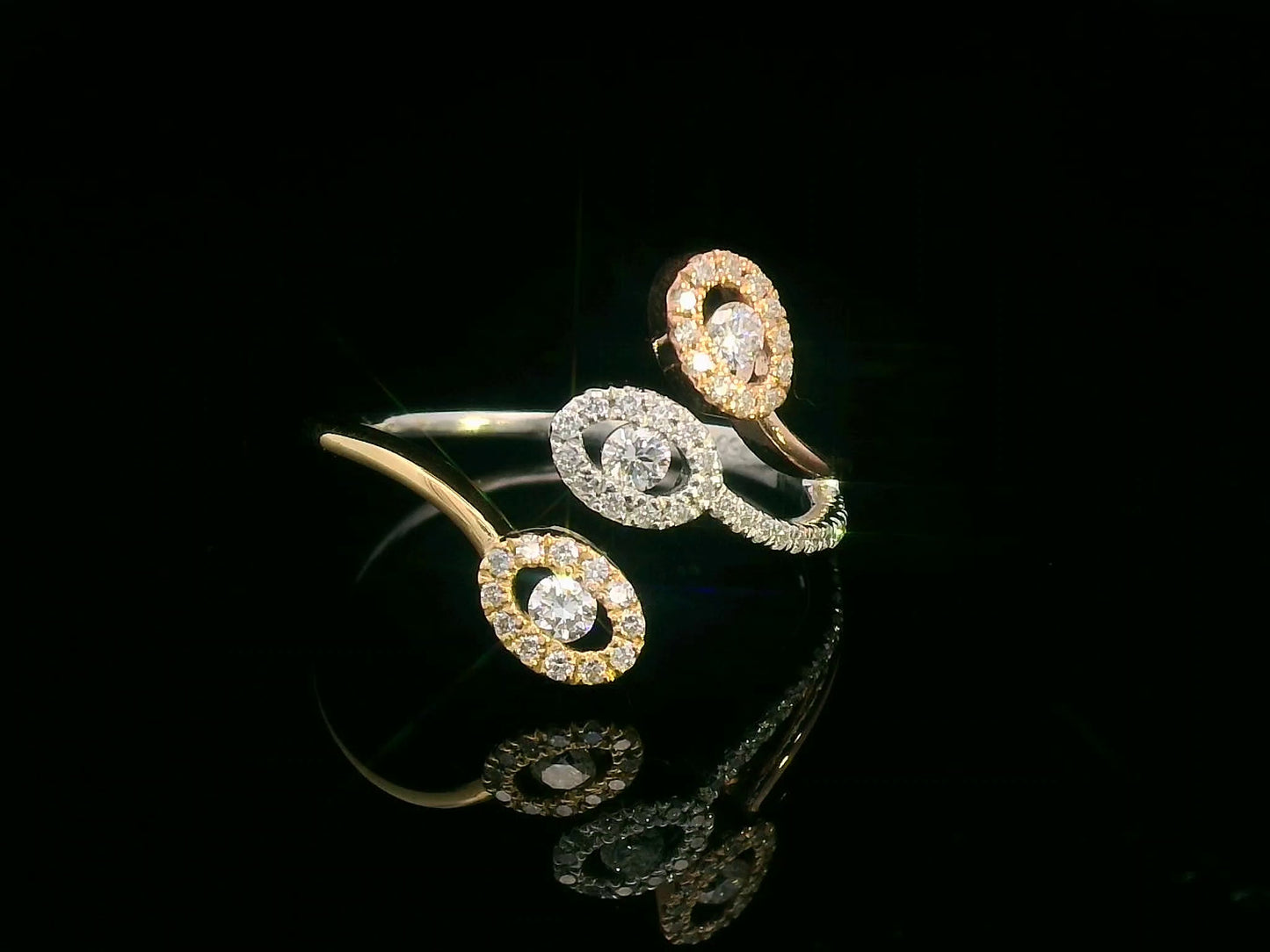 Three-tone 18K gold ring with oval diamond halos in white, yellow, and rose gold – 0.40ct diamonds