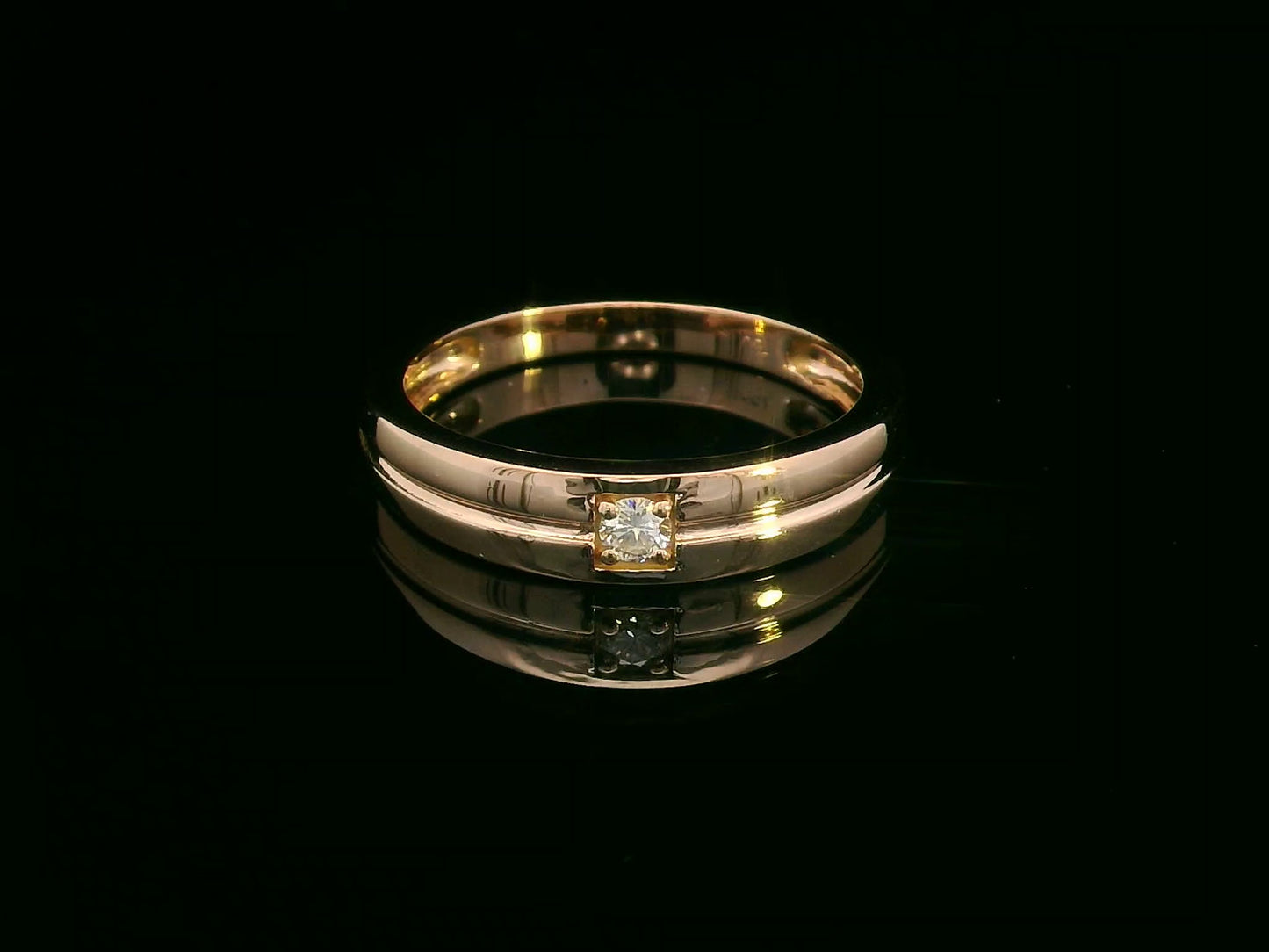 18K rose gold solitaire band ring with 0.07 carat diamond and groove detail