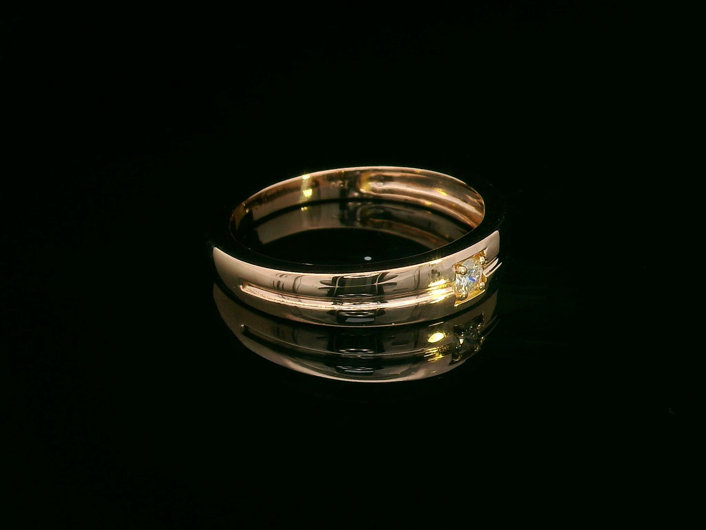 18K rose gold solitaire band ring with 0.07 carat diamond and groove detail