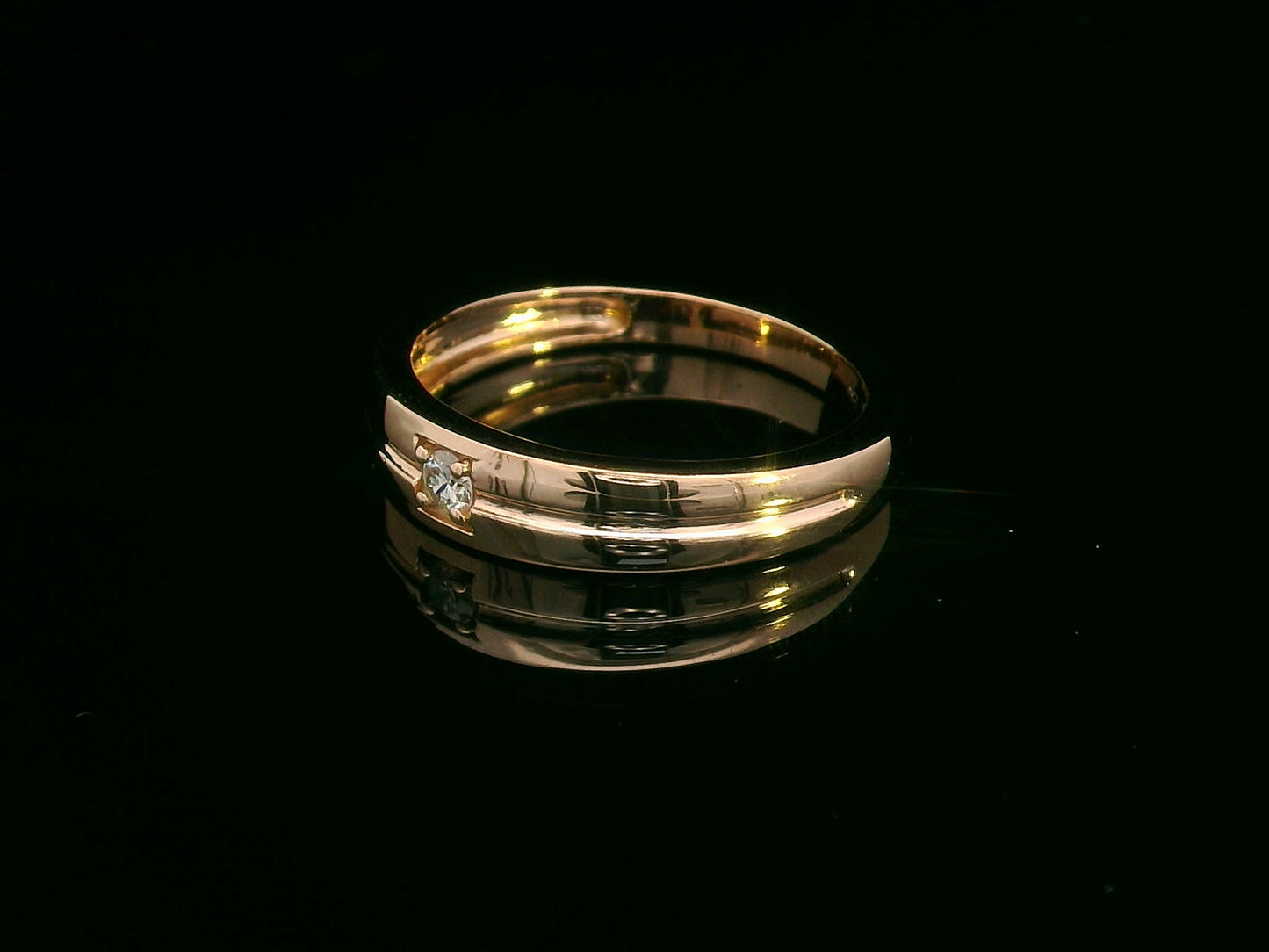 18K rose gold solitaire band ring with 0.07 carat diamond and groove detail