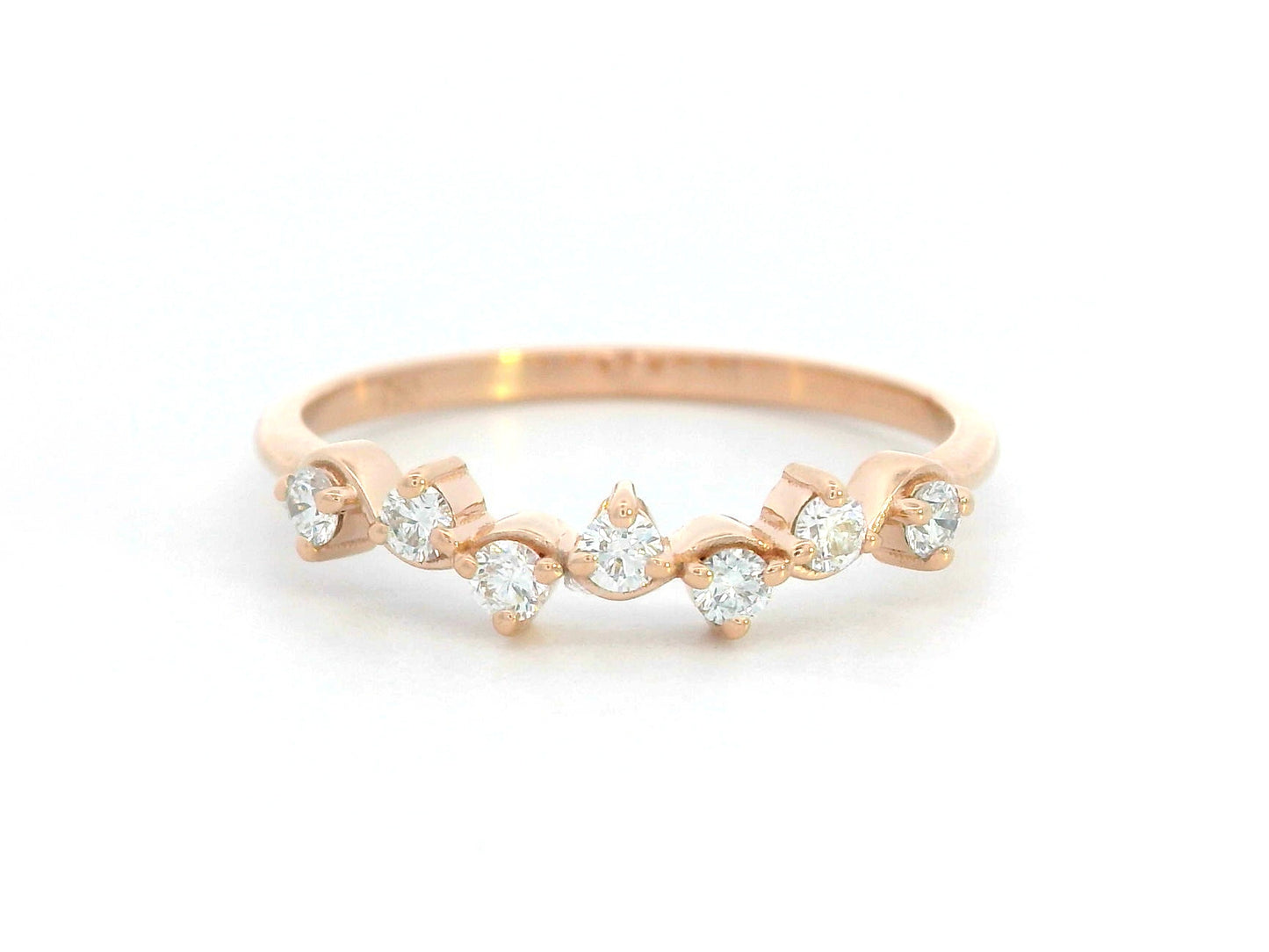18K gold scalloped diamond ring with 0.22 carat round brilliant diamonds in a vine-inspired setting