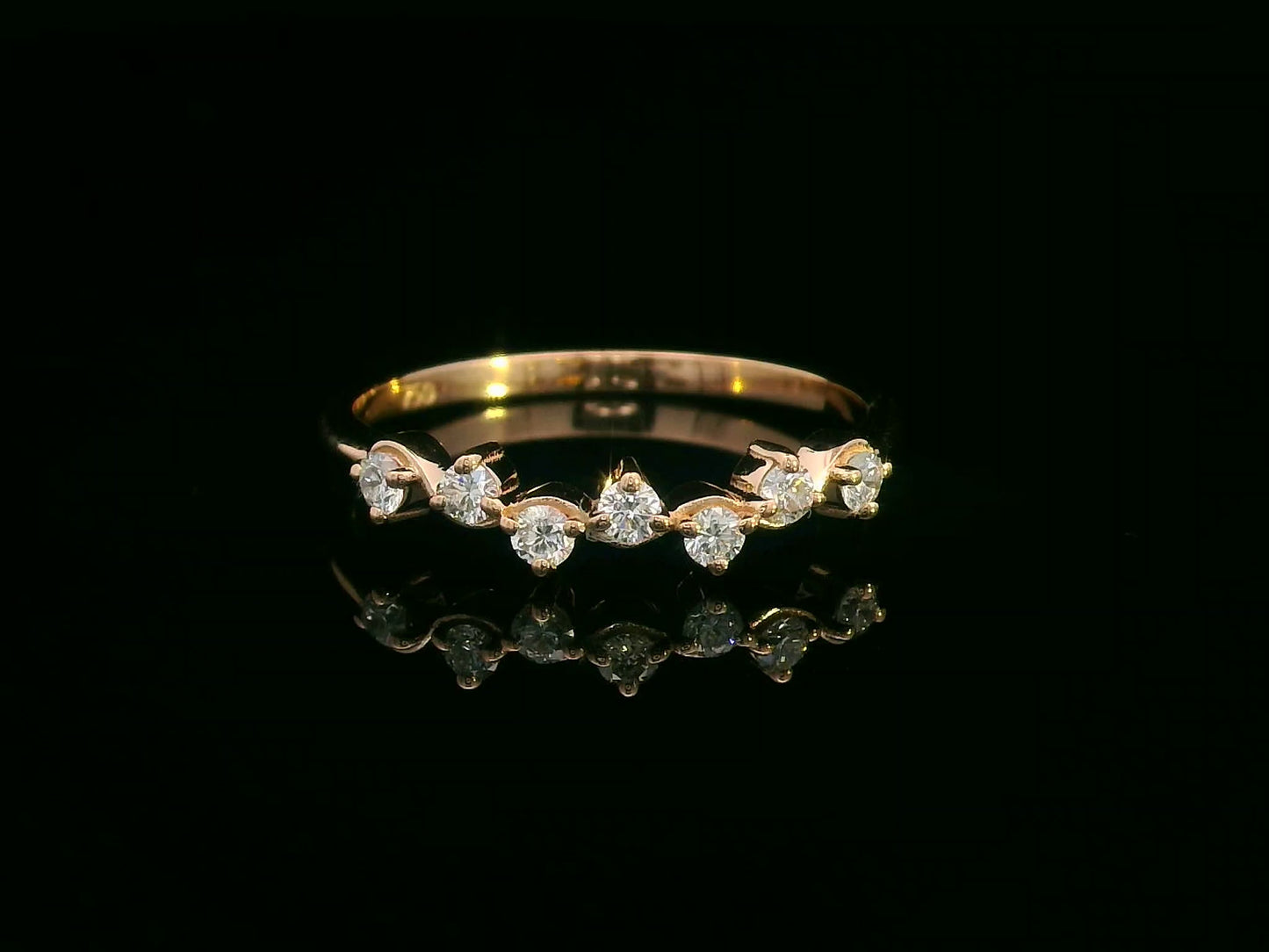 18K gold scalloped diamond ring with 0.22 carat round brilliant diamonds in a vine-inspired setting