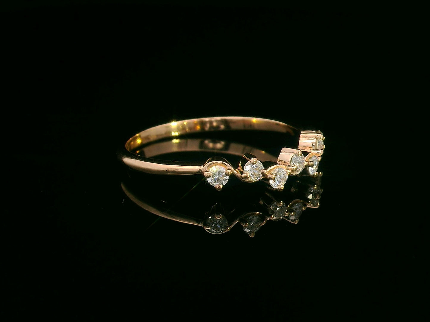 18K gold scalloped diamond ring with 0.22 carat round brilliant diamonds in a vine-inspired setting