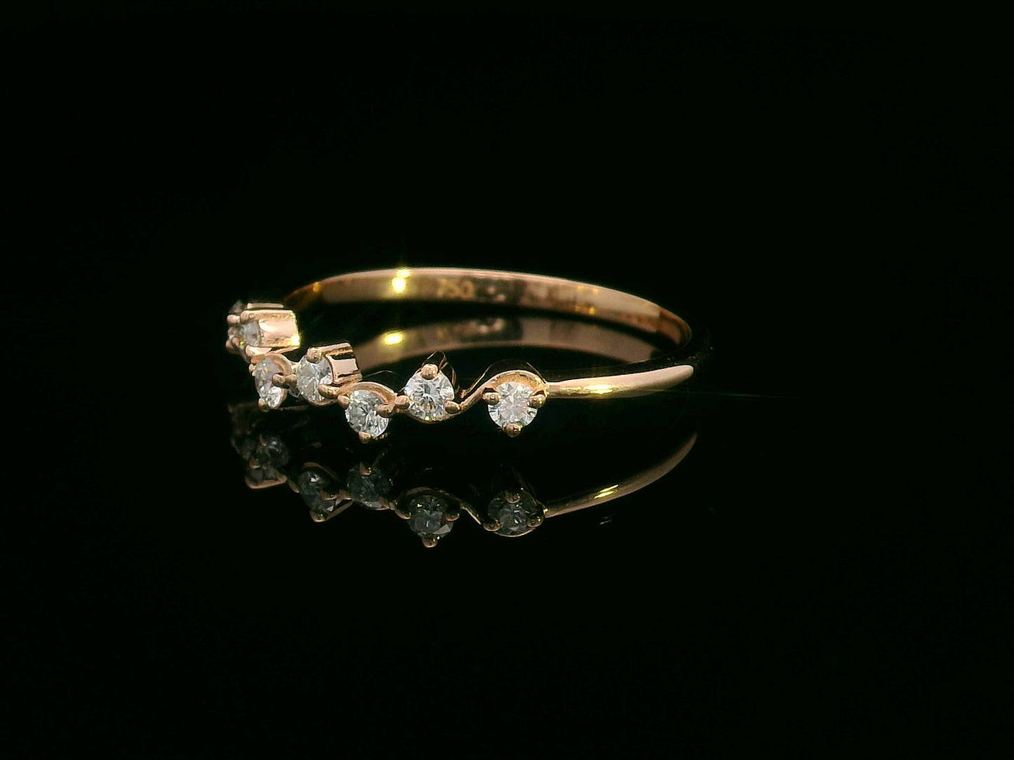 18K gold scalloped diamond ring with 0.22 carat round brilliant diamonds in a vine-inspired setting