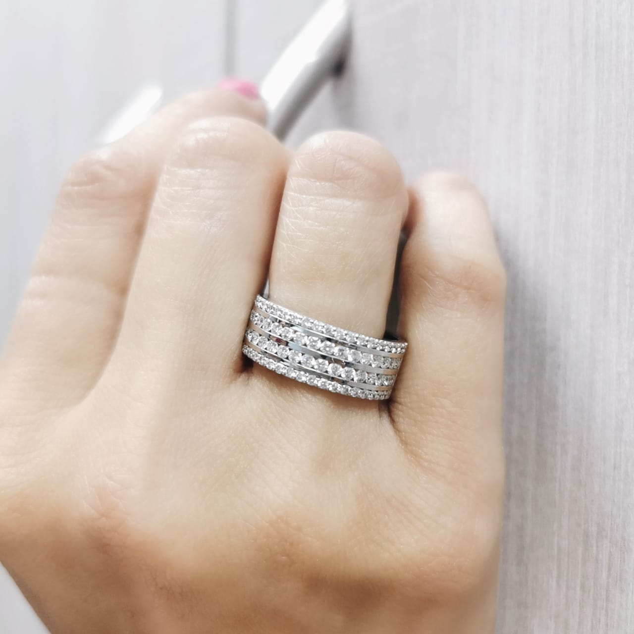 Multi-row 18K gold diamond ring with alternating bands of brilliant-cut diamonds and polished gold – 1.26 carats