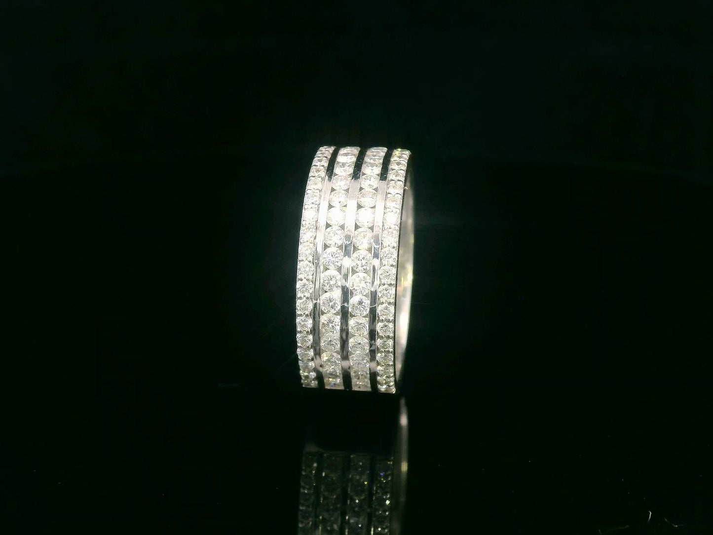 Multi-row 18K gold diamond ring with alternating bands of brilliant-cut diamonds and polished gold – 1.26 carats