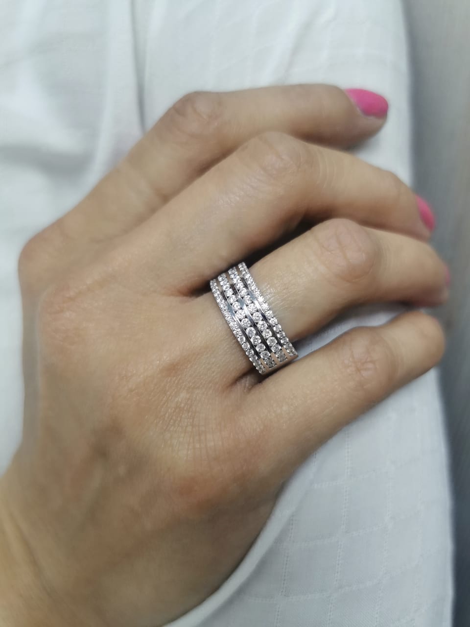 Multi-row 18K gold diamond ring with alternating bands of brilliant-cut diamonds and polished gold – 1.26 carats