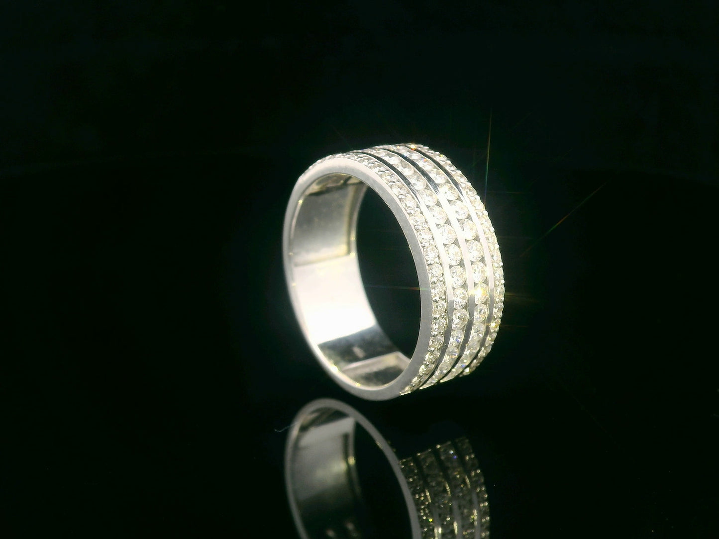Multi-row 18K gold diamond ring with alternating bands of brilliant-cut diamonds and polished gold – 1.26 carats