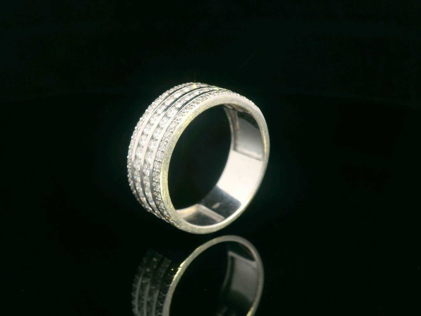 Multi-row 18K gold diamond ring with alternating bands of brilliant-cut diamonds and polished gold – 1.26 carats