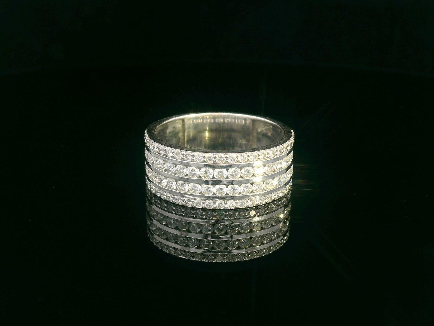 Multi-row 18K gold diamond ring with alternating bands of brilliant-cut diamonds and polished gold – 1.26 carats