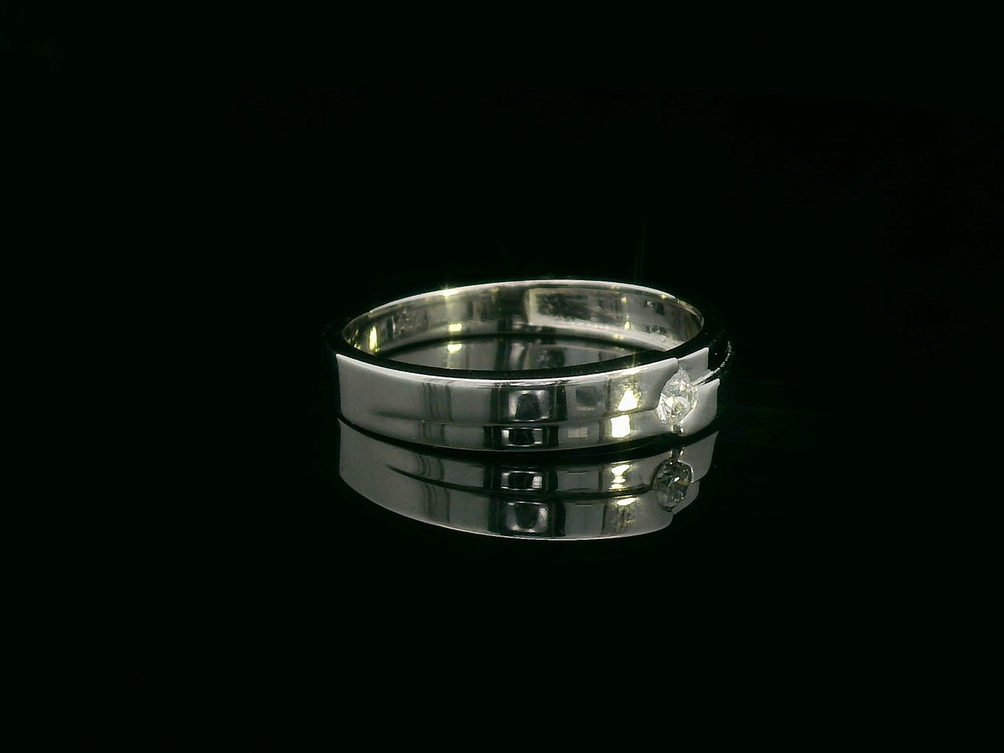 18K White Gold Minimalist Diamond Ring with Polished Band and Subtle Ridge