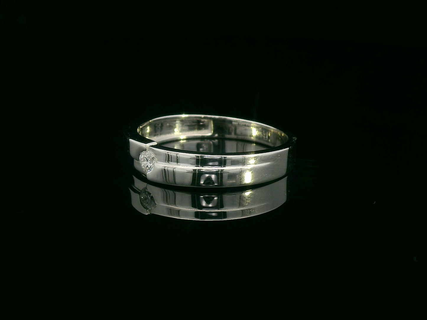 18K White Gold Minimalist Diamond Ring with Polished Band and Subtle Ridge
