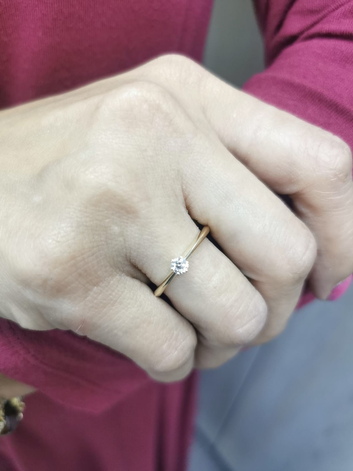18K yellow gold knife-edge solitaire ring with 0.15 carat round diamond in six-prong setting