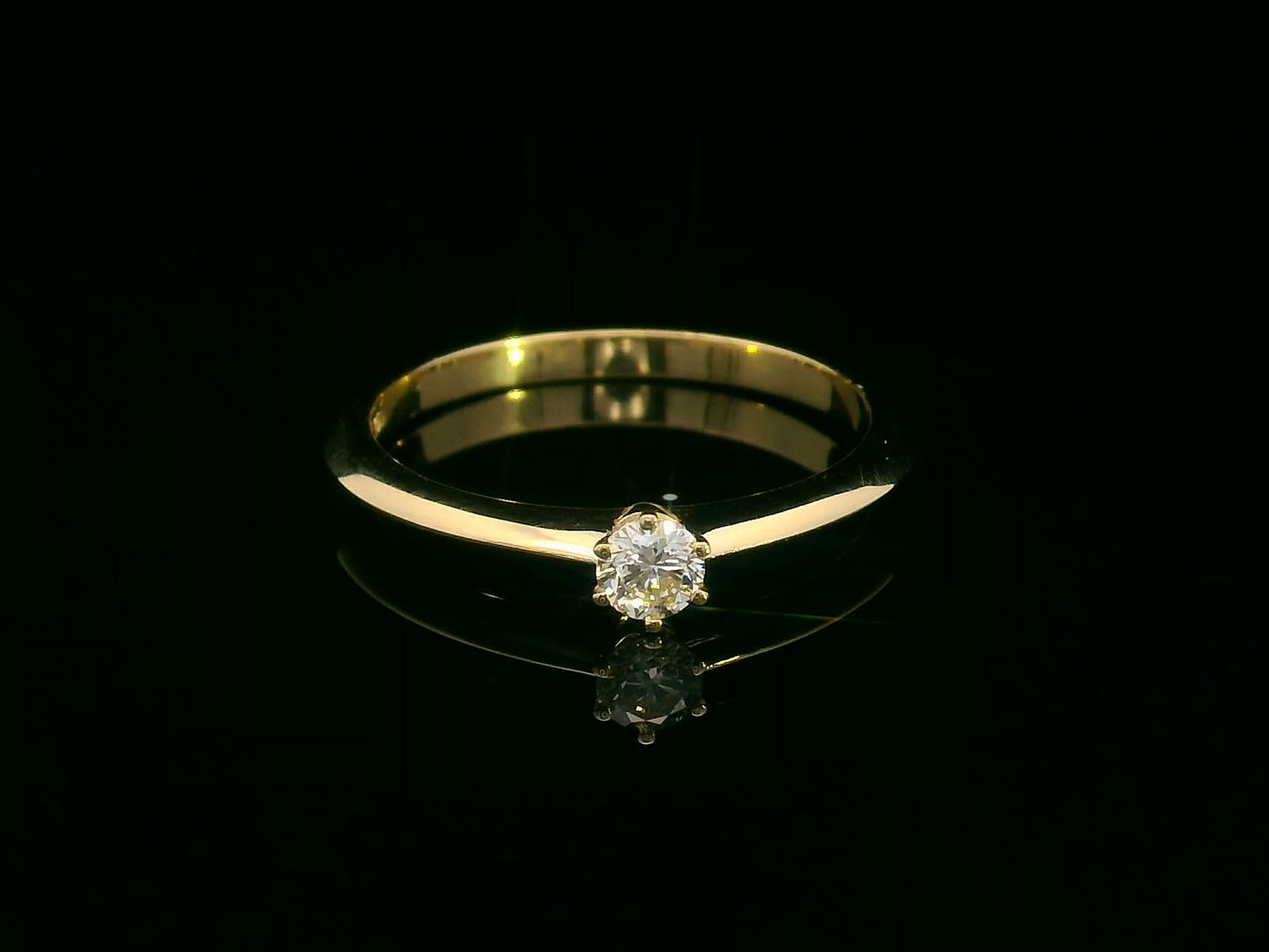 18K yellow gold knife-edge solitaire ring with 0.15 carat round diamond in six-prong setting