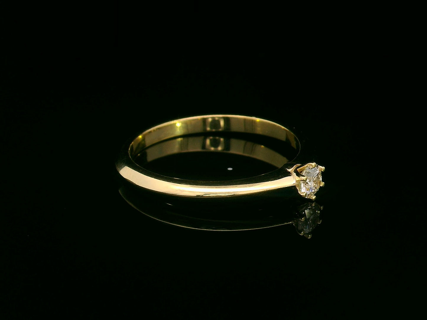 18K yellow gold knife-edge solitaire ring with 0.15 carat round diamond in six-prong setting
