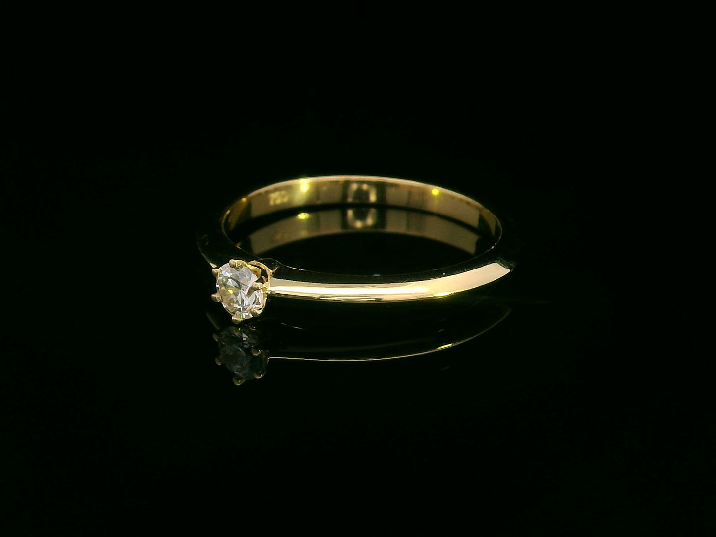 18K yellow gold knife-edge solitaire ring with 0.15 carat round diamond in six-prong setting