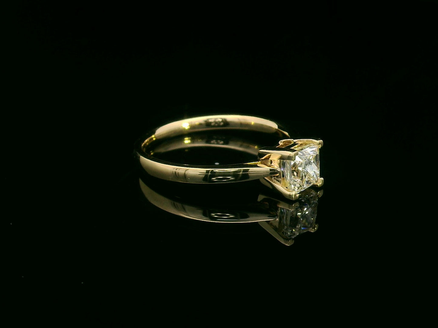 1.01 Carat Princess Cut Diamond Solitaire Ring in 18K Gold