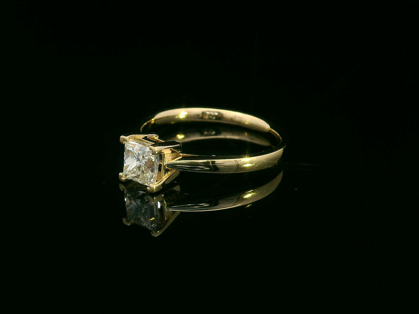 1.01 Carat Princess Cut Diamond Solitaire Ring in 18K Gold