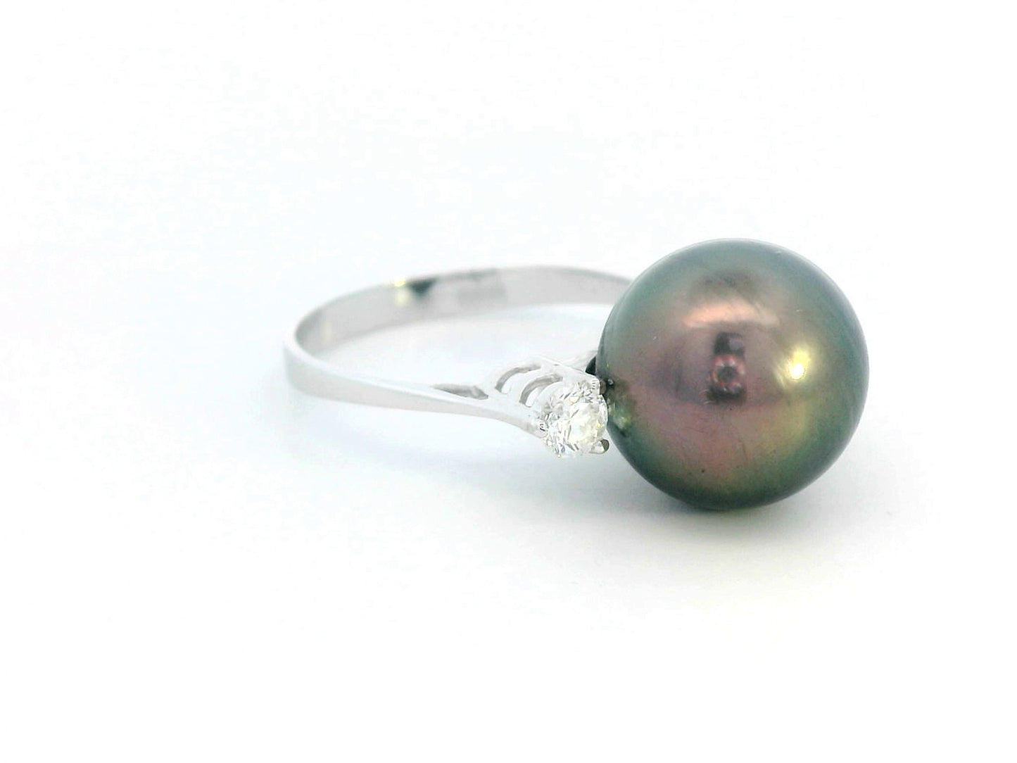 18K White Gold Ring with Freshwater Black Pearl and Diamond Accents