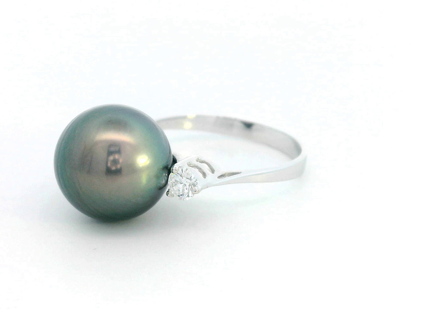 18K White Gold Ring with Freshwater Black Pearl and Diamond Accents