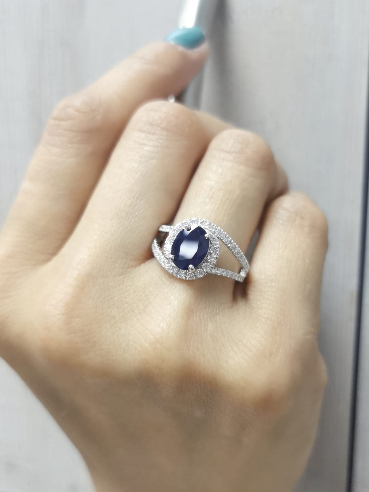 Oval blue sapphire and diamond halo ring with split shank in 18K white gold – 1.94 CT sapphire