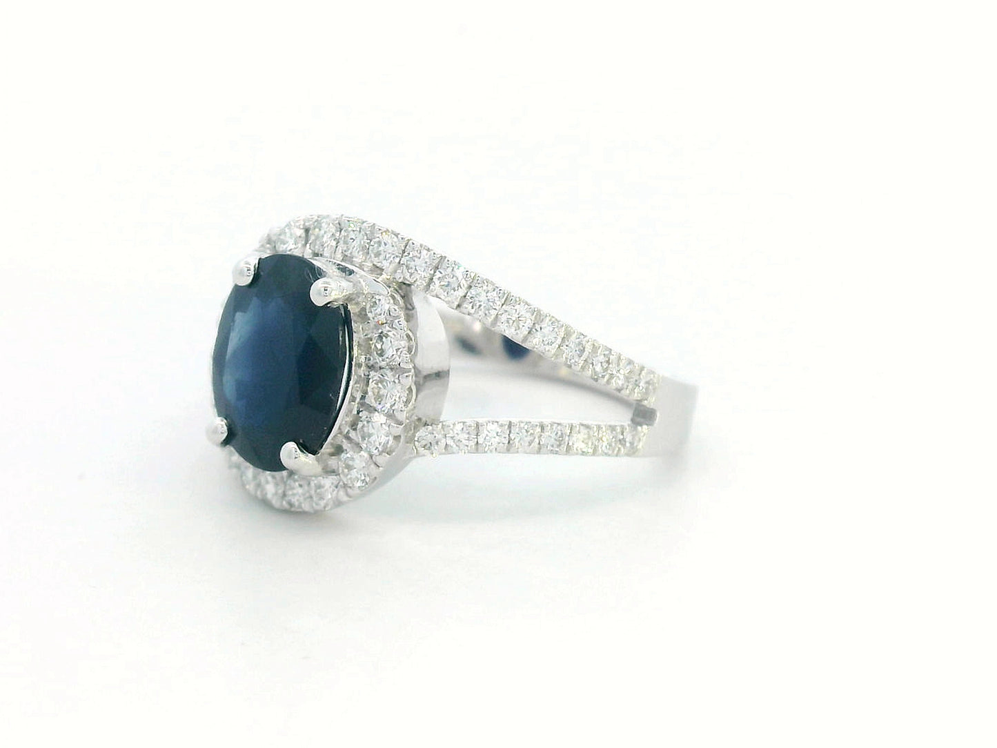 Oval blue sapphire and diamond halo ring with split shank in 18K white gold – 1.94 CT sapphire