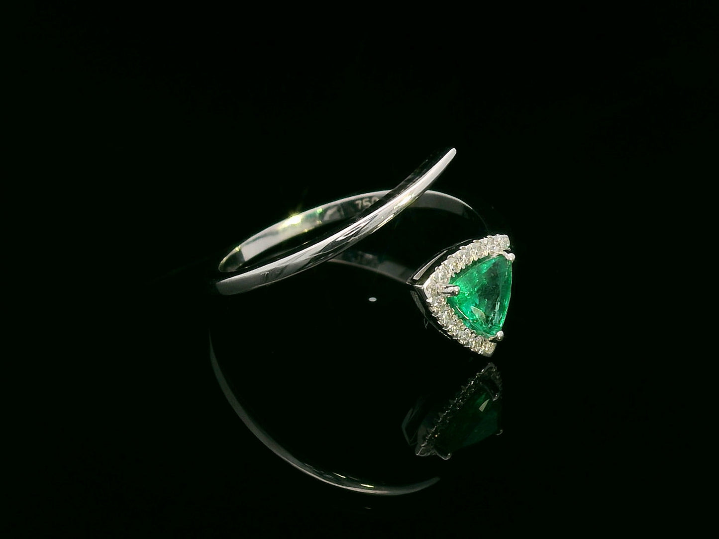 18K gold open band ring with trillion-cut emerald and diamond halo