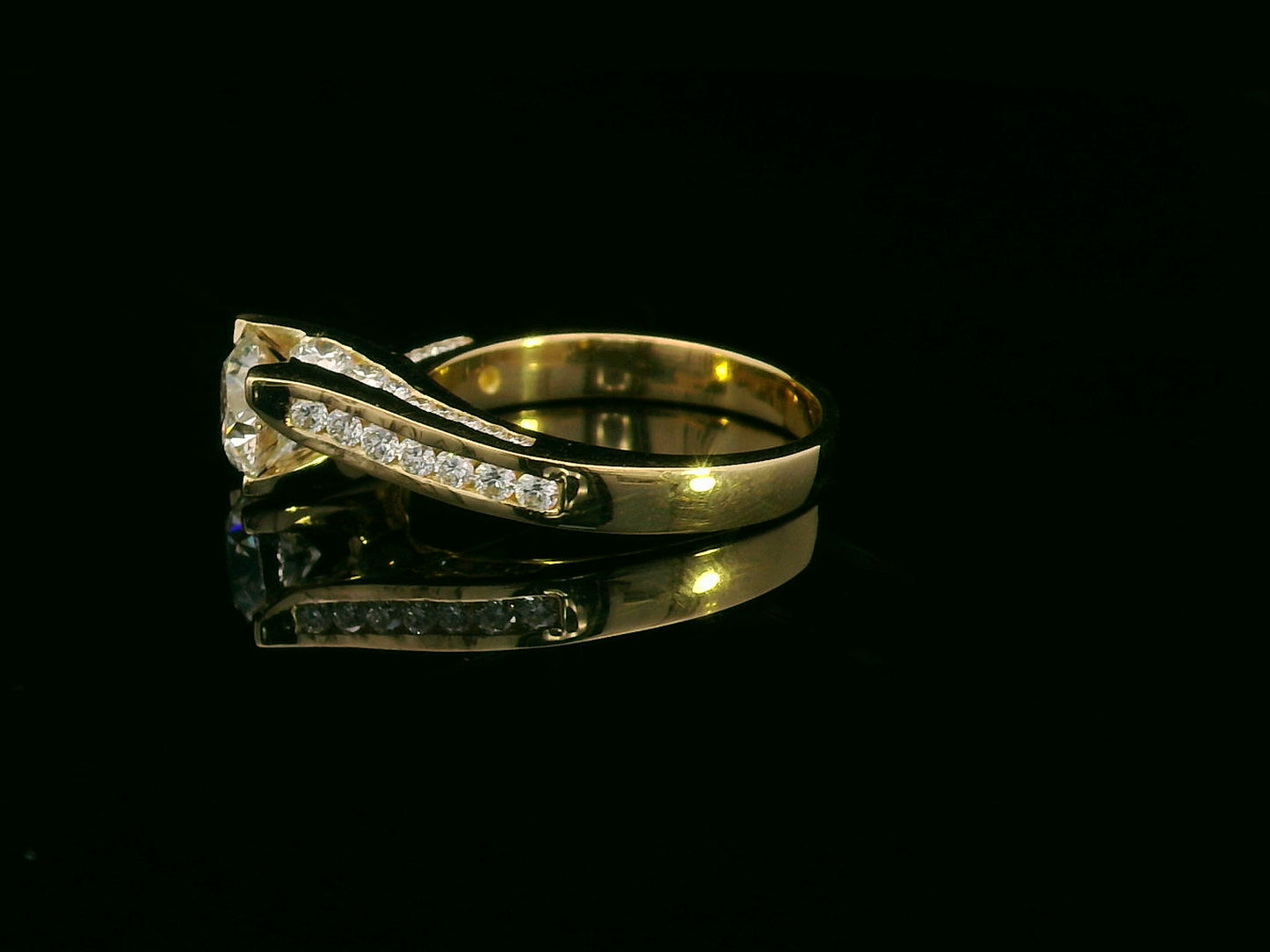 1.00ct round-cut diamond engagement ring in 18K yellow gold with 0.84ct channel-set side diamonds