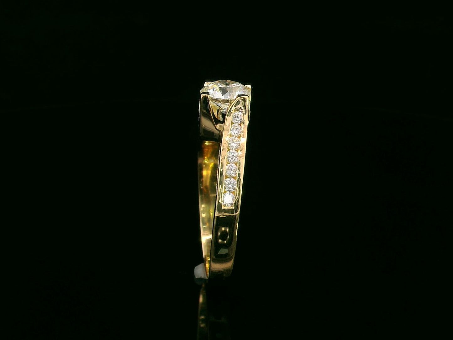 1.00ct round-cut diamond engagement ring in 18K yellow gold with 0.84ct channel-set side diamonds