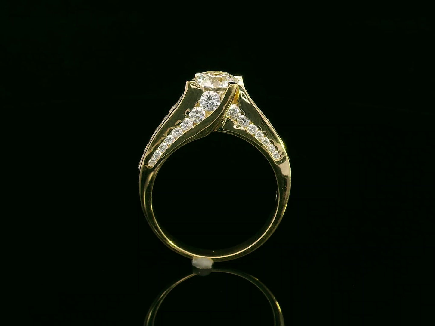 1.00ct round-cut diamond engagement ring in 18K yellow gold with 0.84ct channel-set side diamonds