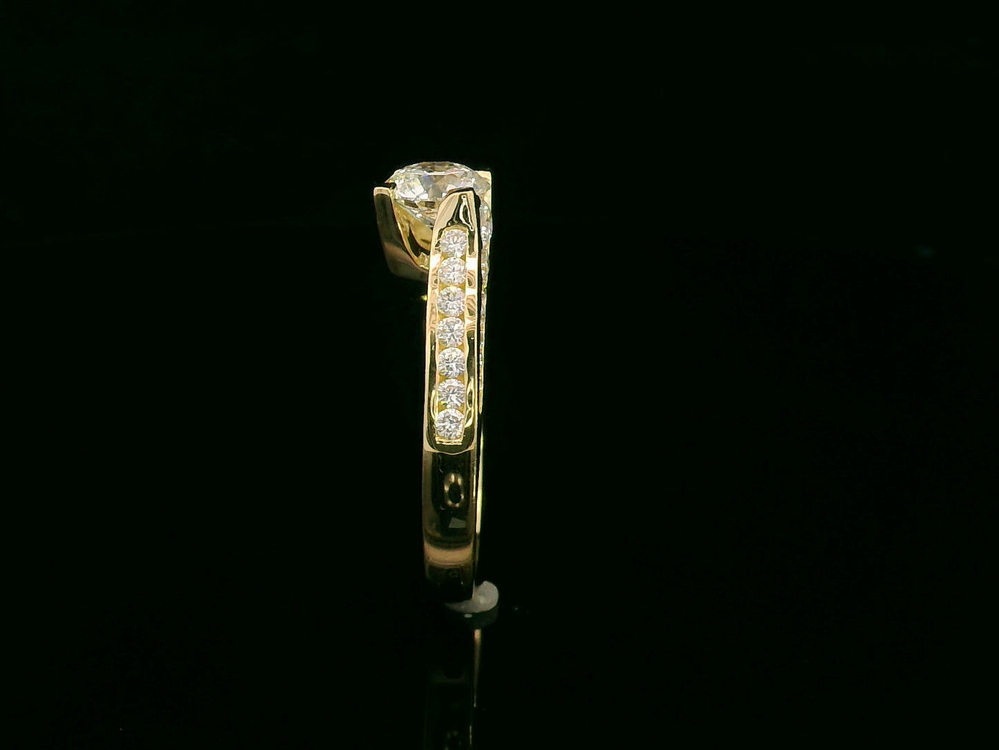1.00ct round-cut diamond engagement ring in 18K yellow gold with 0.84ct channel-set side diamonds