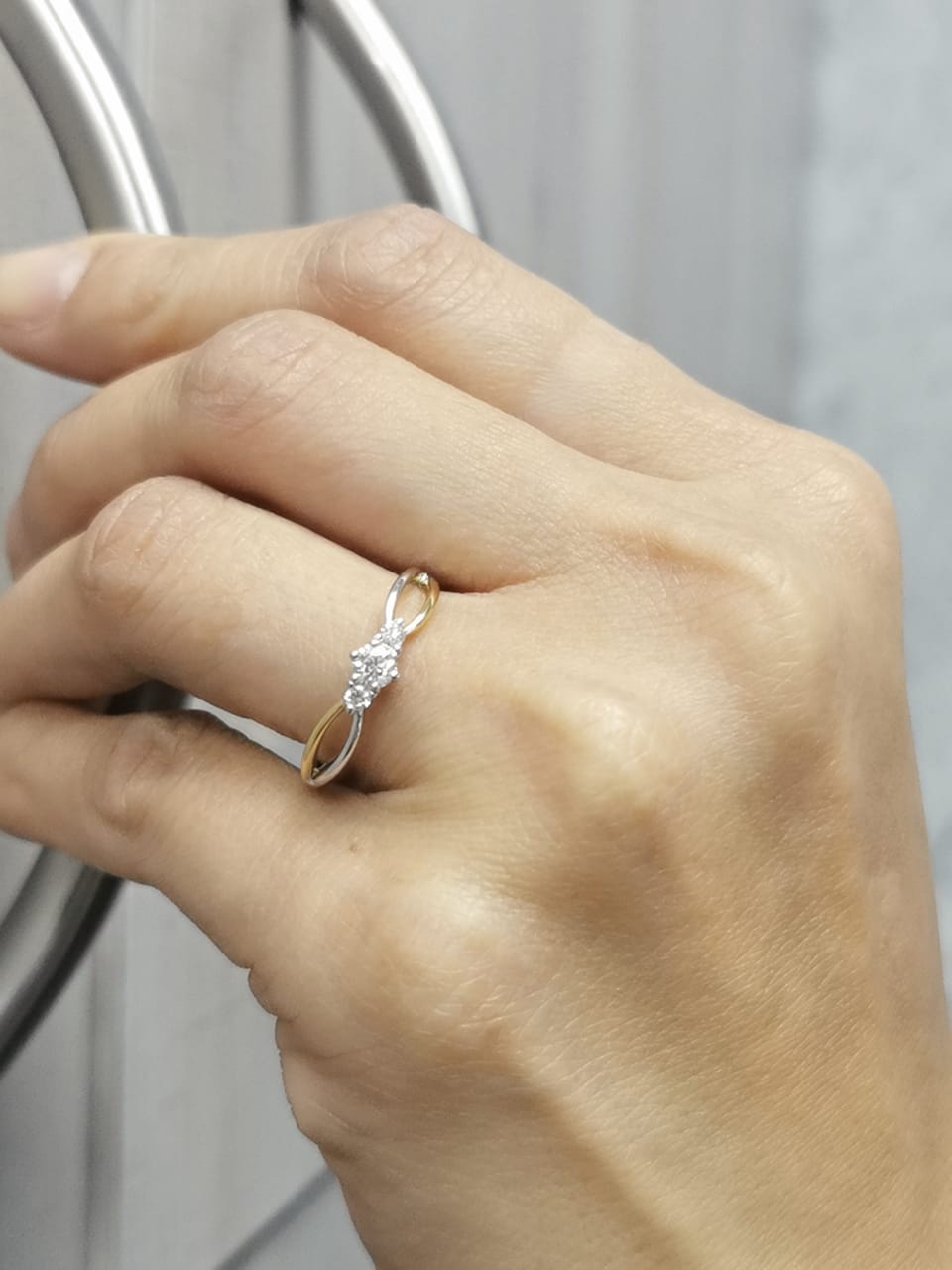 18K Gold Trilogy Ring with 0.23ct Round Diamonds and Twisted Shoulders