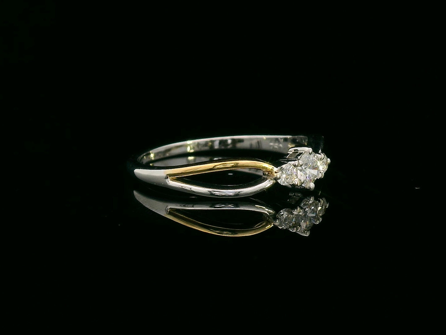 18K Gold Trilogy Ring with 0.23ct Round Diamonds and Twisted Shoulders