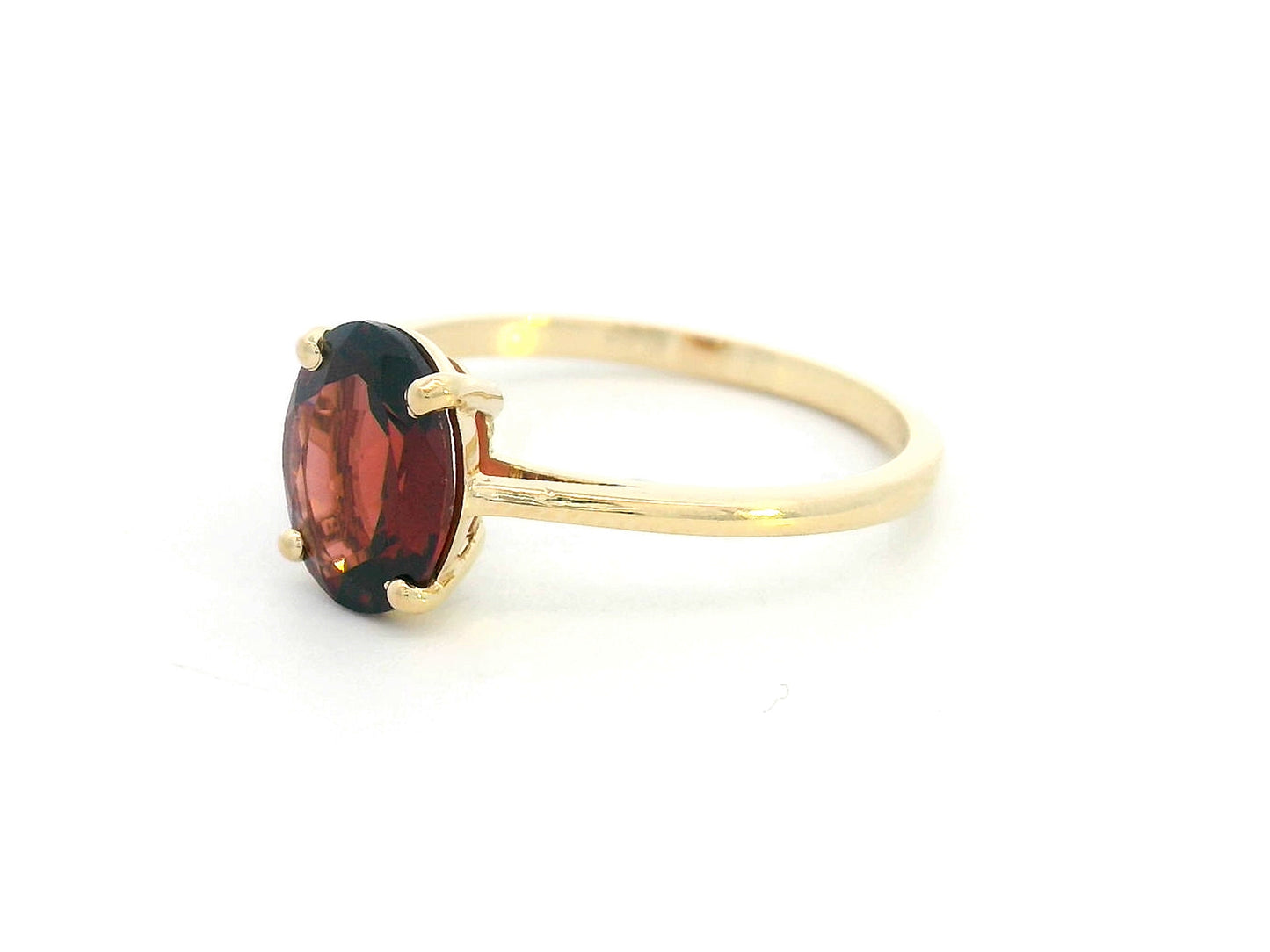 18K Yellow Gold Ring with 1.66 Carat Oval Garnet on Polished Band