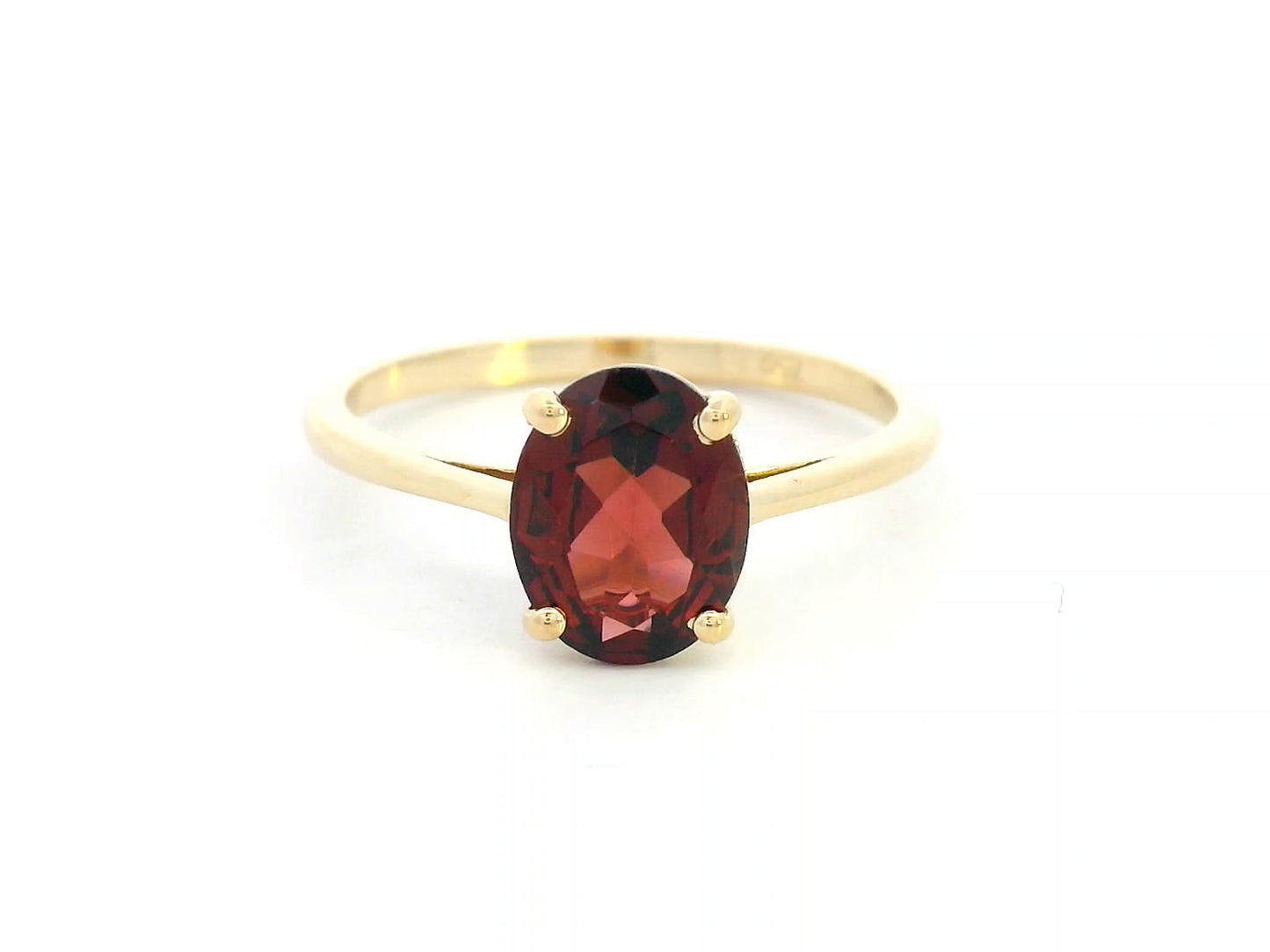 18K Yellow Gold Ring with 1.66 Carat Oval Garnet on Polished Band