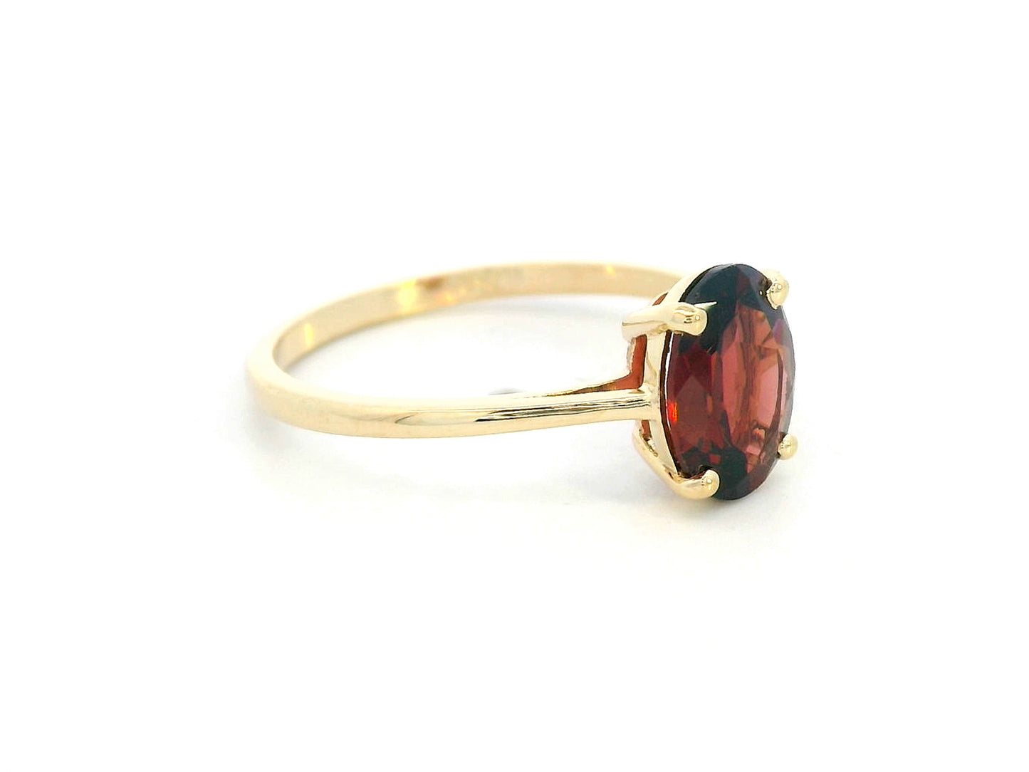 18K Yellow Gold Ring with 1.66 Carat Oval Garnet