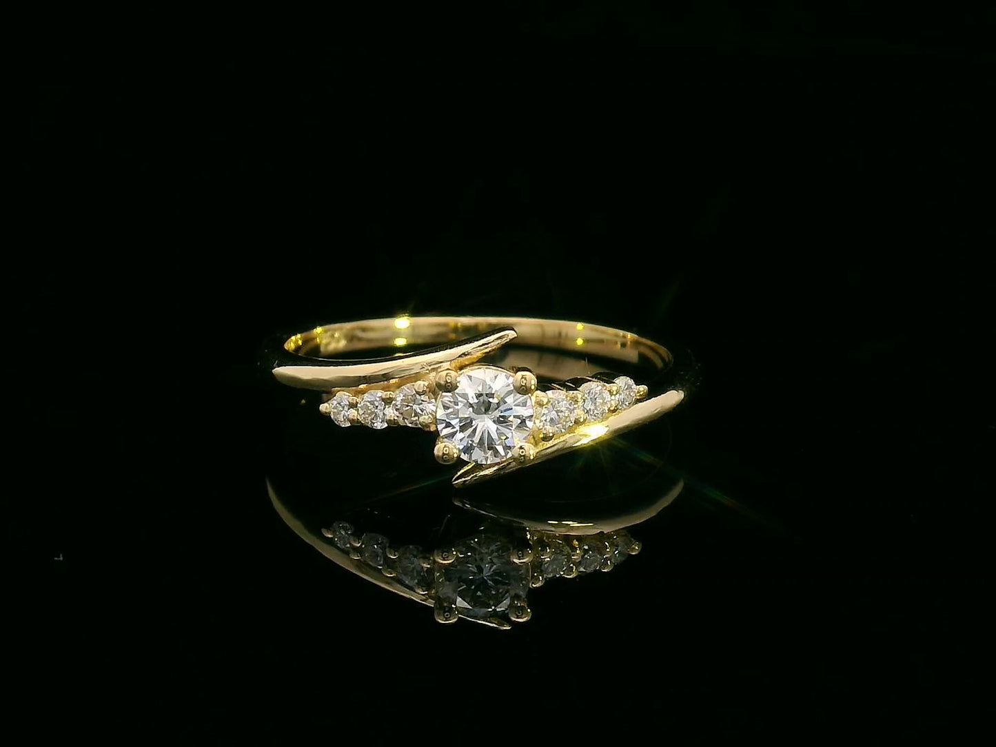18K yellow gold split shank ring with round-cut diamonds totaling 0.36 carats