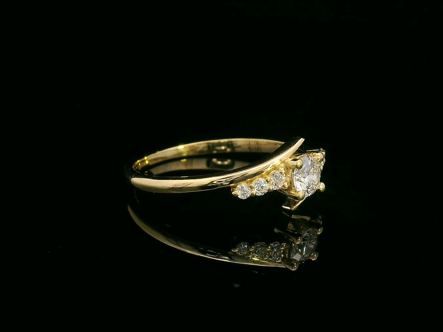 18K yellow gold split shank ring with round-cut diamonds totaling 0.36 carats