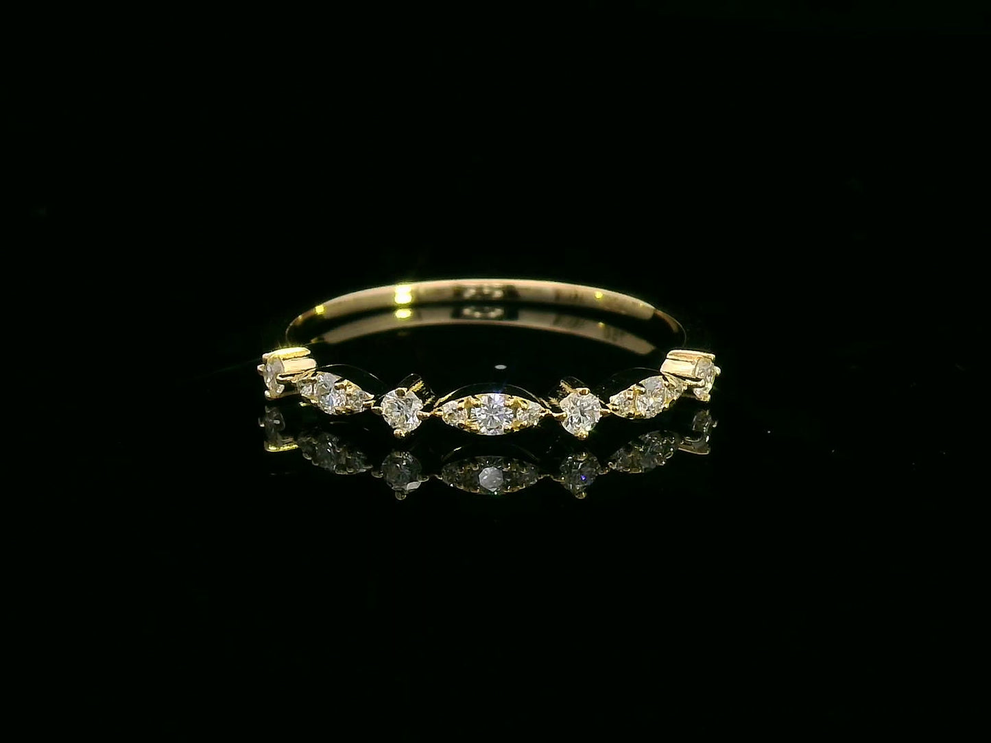18K yellow gold band ring with 0.20ct round-cut diamonds in elegant alternating design