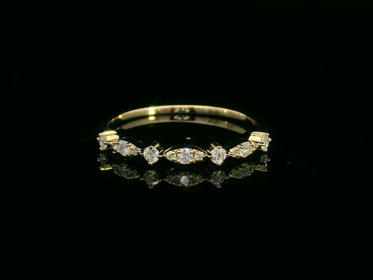 18K yellow gold band ring with 0.20ct round-cut diamonds in elegant alternating design