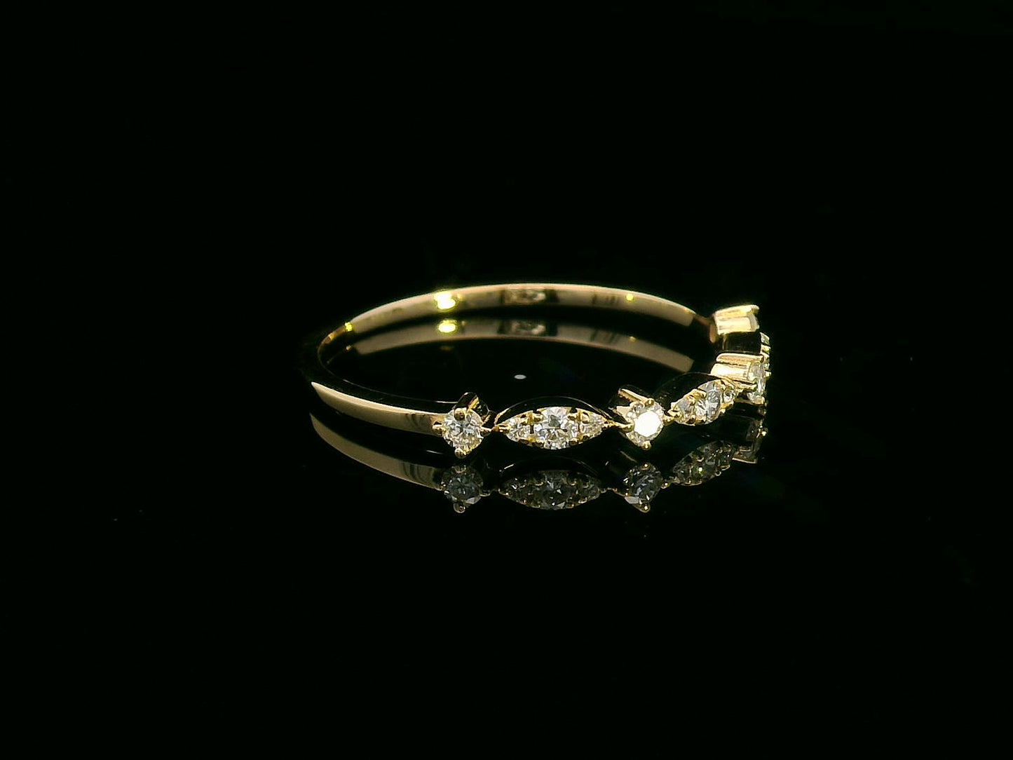 18K yellow gold band ring with 0.20ct round-cut diamonds in elegant alternating design