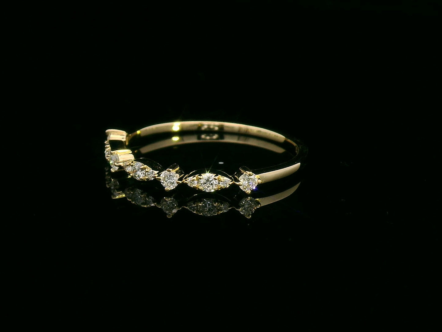18K yellow gold band ring with 0.20ct round-cut diamonds in elegant alternating design