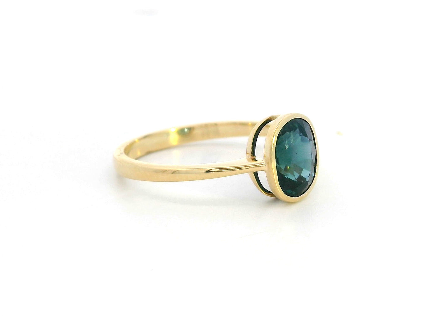 Round cut 2.14 carat Blue Sapphire ring in bezel setting, 18K yellow gold