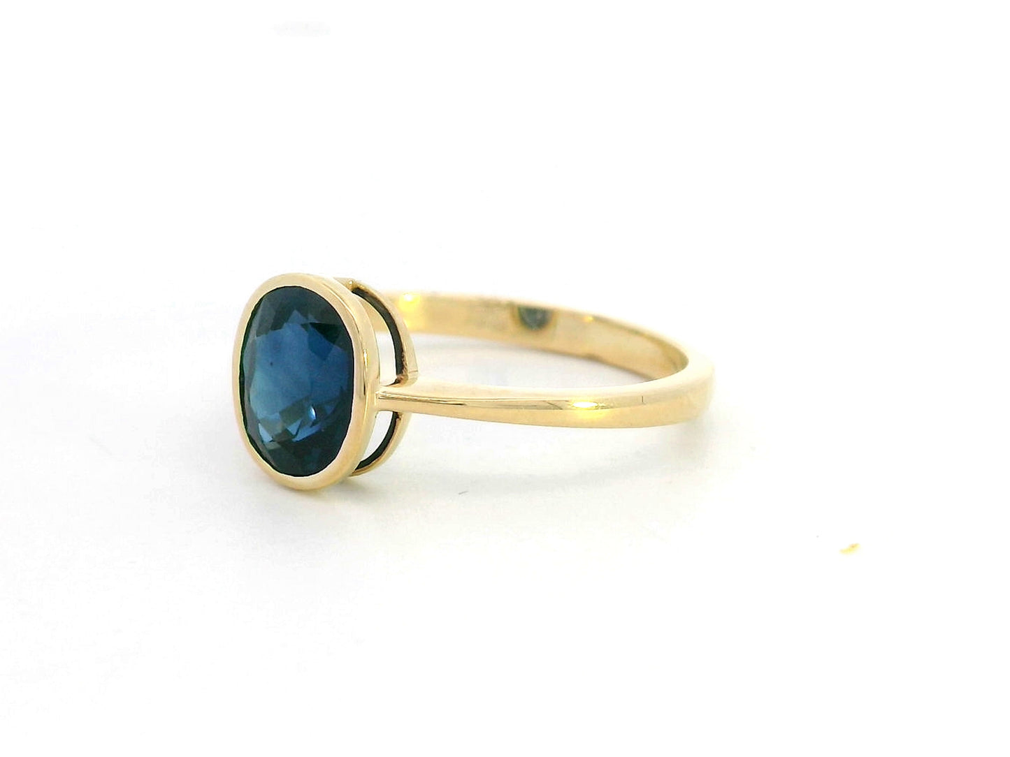 Round cut 2.14 carat Blue Sapphire ring in bezel setting, 18K yellow gold