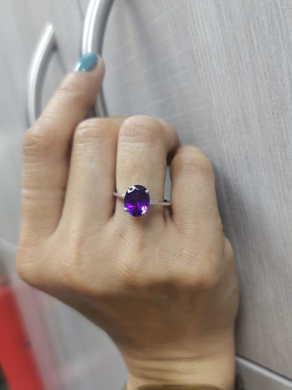 18K White Gold Solitaire Ring with 2.61 Carat Oval Amethyst – Minimalist Design