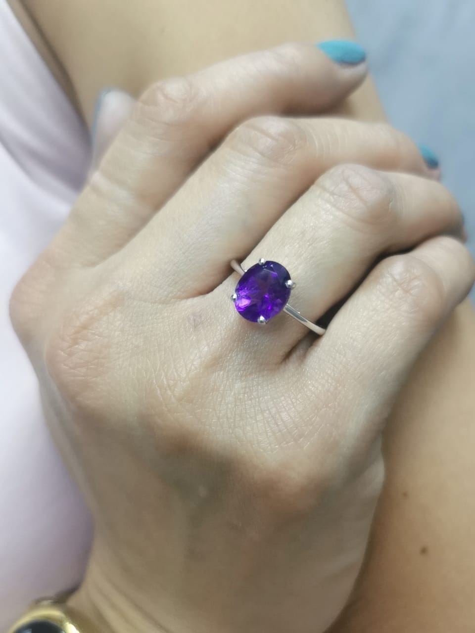18K White Gold Solitaire Ring with 2.61 Carat Oval Amethyst – Minimalist Design