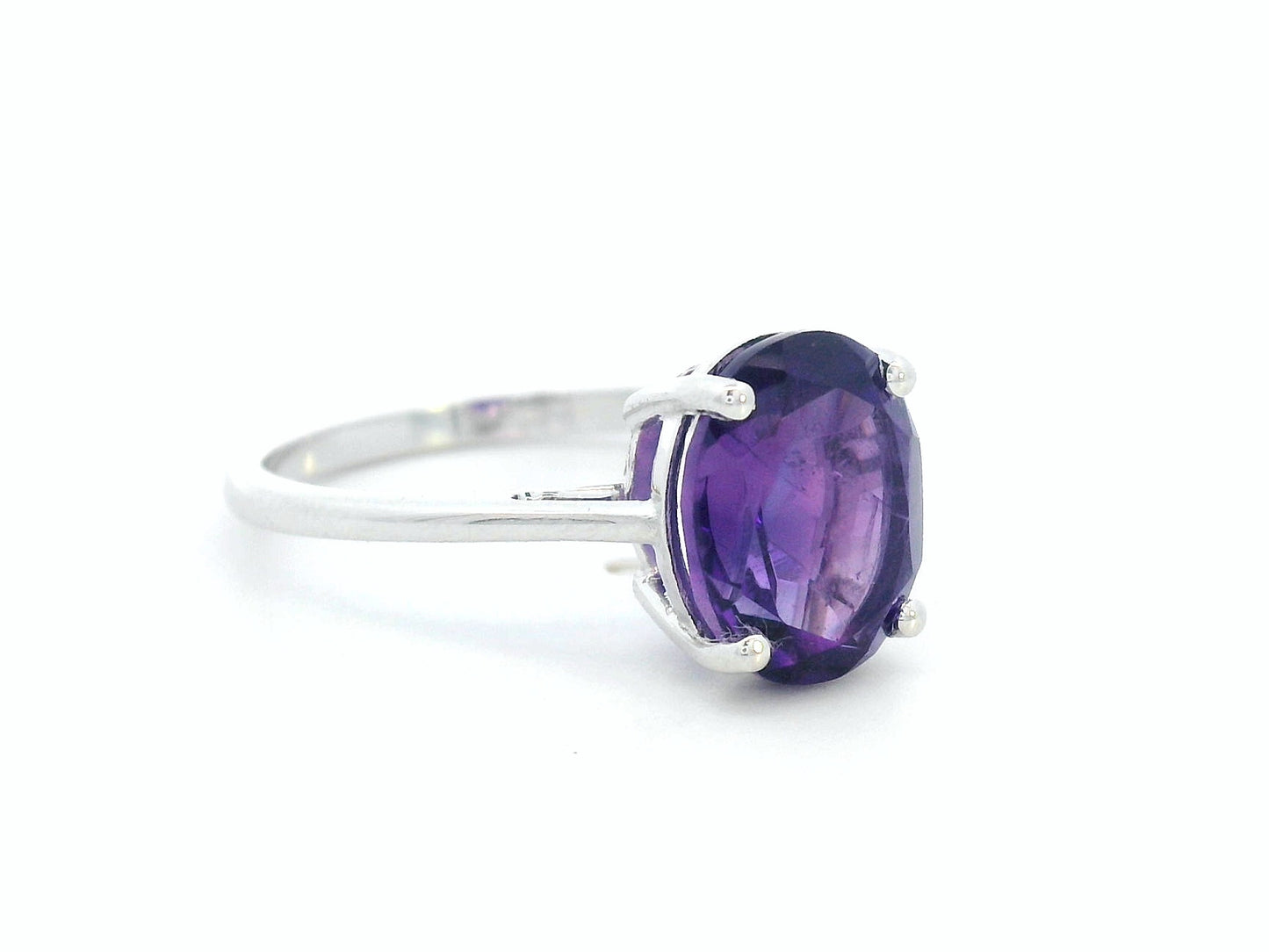 18K White Gold Solitaire Ring with 2.61 Carat Oval Amethyst – Minimalist Design